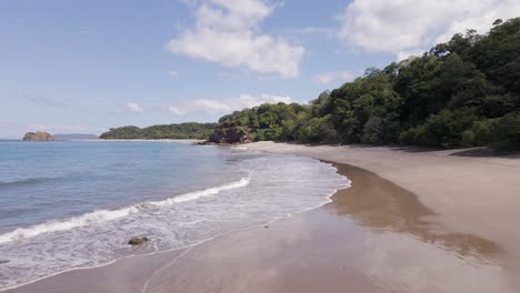 Weitwinkelaufnahme-Eines-Leeren,-Tropischen-Strandes-An-Der-üppigen-Und-Unberührten-Pazifikküste-Mittelamerikas
