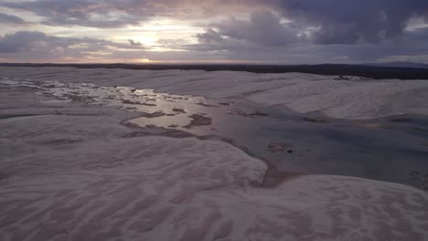 Atmosphärische-Landschaft-Von-Stockton-Sanddünen-Strand-Bei-Sonnenuntergang-In-New-South-Wales,-Australien