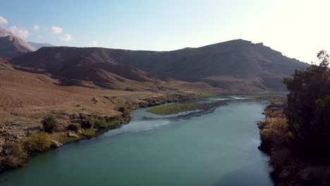 Fluss-Und-Berge-In-Darbandikhan,-Im-Süden-Der-Kurdistanregion,-Irak