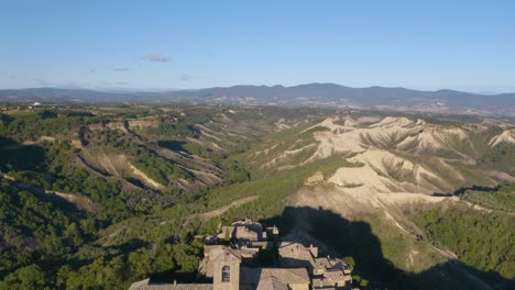 Aerial-Pullback-Reveals-Civita-Di-Bagnoregio,-Viterbo-Province,-Lazio,-Italy