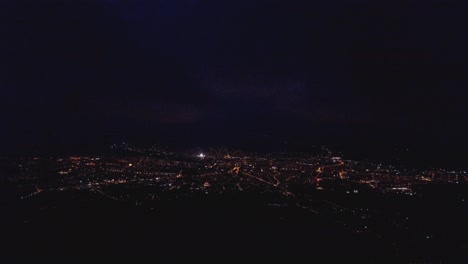 Vista-Nocturna-Panorámica-De-La-Ciudad-De-Cluj-Napoca-Por-Drone