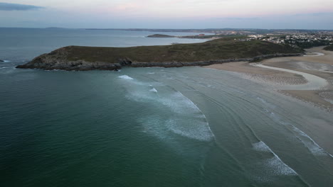 Eine-Luftaufnahme-Von-Crantock-Beach,-An-Der-Nordküste-Von-Cornwall,-England-4