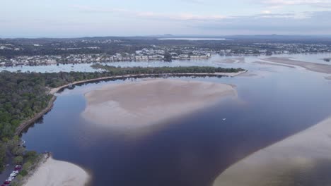 Vista-Aérea-Sobre-El-Estuario-Del-Río-Noosa,-Costa-Del-Sol-En-Queensland,-Australia---Disparo-De-Drones