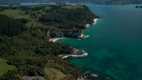 Drone-Cinematográfico-Revela-Acantilados-De-Piedra-Caliza-En-Nueva-Zelanda