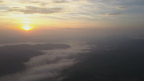Panoramablick-Auf-Den-Sonnenuntergang-In-Großer-Höhe