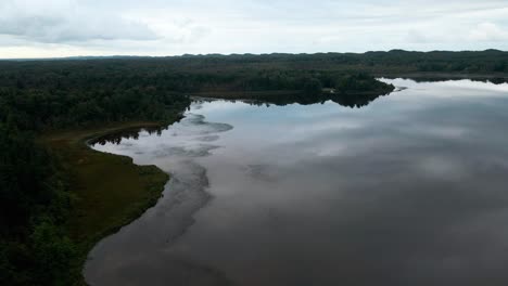Día-Nublado-Sobre-El-Pequeño-Lago-Negro
