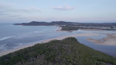 Vista-Panorámica-De-La-Laguna-Y-La-Playa-De-Noosa-En-Queensland,-Australia---Toma-Aérea-De-Drones