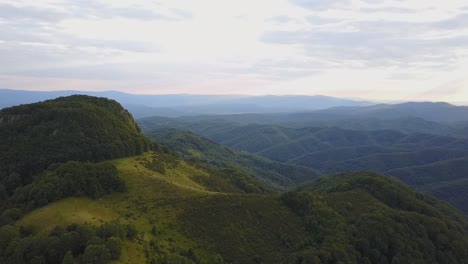 Volando-Sobre-Las-Montañas-Apuseni-En-Rumania