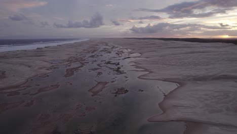 Malerischer-Blick-Auf-Den-Sanddünenstrand-Von-Stockton-Während-Des-Sonnenuntergangs-In-Der-Nähe-Des-Hunter-River-In-New-South-Wales,-Australien