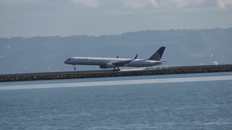 Flugzeug-Der-United-Airlines-Landet-Auf-Dem-Flughafen