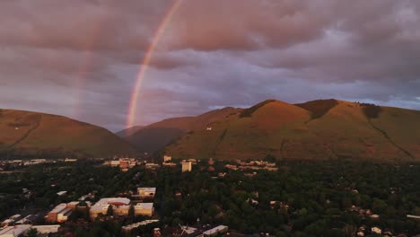 Regenbogen-Bei-Sonnenuntergang-über-Bergen-In-Missoula-County,-Montana,-Usa