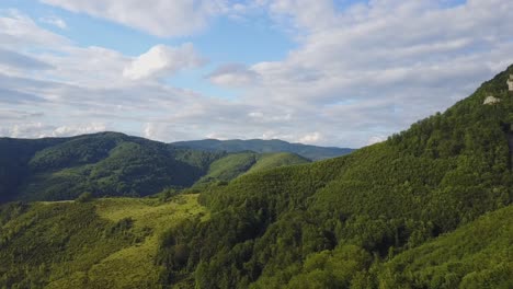 Paisaje-Cinematográfico-De-Drones-Sobre-Las-Montañas