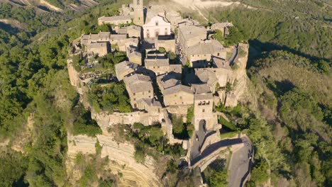 Top-Down-Aerial-View-of-Classic-Medieval-Hilltop-Village,-Civita-di-Bagnoregio