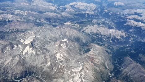 Vista-Aérea-Inclinada-Hacia-Arriba-Del-Paisaje-Montañoso-De-Las-Montañas-De-Los-Alpes-Franceses-En-Francia