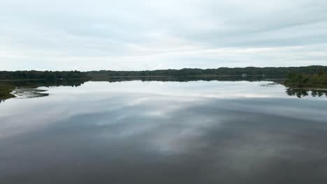 Still-water-reflecting-the-clouds-in-early-fall