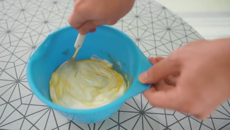 Man-mixing-the-ingredients-for-pie-filling-in-a-blue-bowl