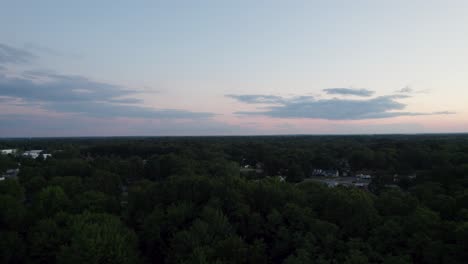 Drohne-Fängt-Die-Kleine-Stadt-Ohio-Am-Abend-Aus-Großer-Höhe-Ein
