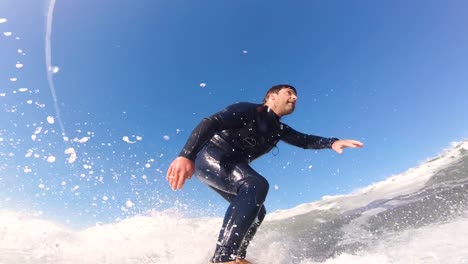 Professioneller-Surfer,-Der-Am-Ende-Einen-Starken-Schnappschuss-Macht