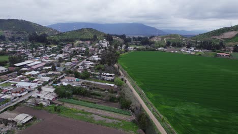 Idílico-Pueblo-De-Pomaire-Con-Vastos-Campos-Verdes-En-La-Provincia-De-Melipilla,-Región-Metropolitana-De-Santiago,-Chile,-Sudamérica