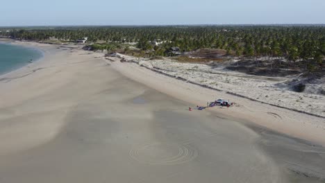 Los-Kitesurfistas-Cargan-El-Equipo-En-Un-Camión-4x4-Preparándose-Para-La-Competencia-En-La-Playa-Con-Marea-Baja