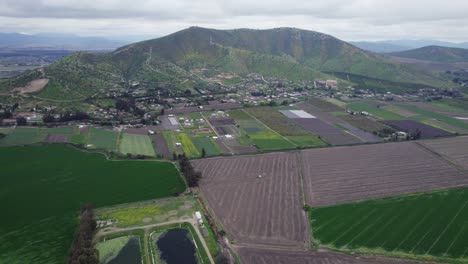 Vista-Panorámica-De-Las-Llanuras-Y-El-Pueblo-De-Montaña-En-El-Campo-De-Pomaire-Cerca-De-La-Región-De-Santiago,-Chile