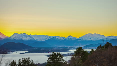 Goldener-Sonnenuntergang-über-Schneebedeckten-Bergen-Im-Winter.-Zeitraffer