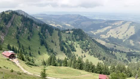 Blick-Von-Oben-Auf-Die-Berge-Und-Kleine-Schutzhütte-In-Der-Ferne
