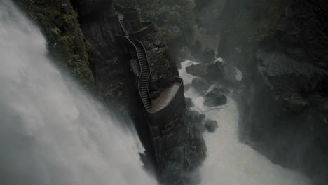 Der-Aussichtsbalkon-Enthüllt-Den-Atemberaubenden-Wasserfall-Pailon-Del-Diablo-In-Rio-Verde,-Ecuador
