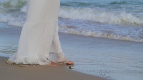 Füße-Einer-Jungen-Frau,-Die-Im-Goldbraunen-Sand-Einer-Tropischen-Insel-Mit-Wellen-Im-Hintergrund-Spielt