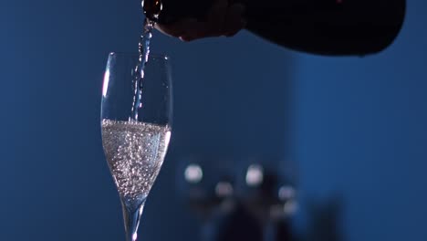 Champagner-Wird-Aus-Der-Flasche-Ins-Glas-Gegossen