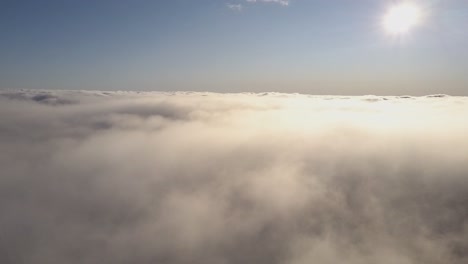 Sonniger-Tag-über-Flauschigen-Wolken