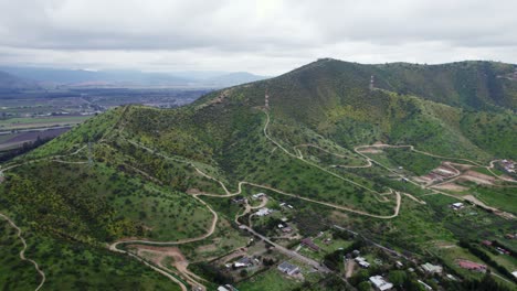 Vista-Idílica-De-Caminos-Sinuosos-A-Lo-Largo-Del-Pueblo-De-Montaña-En-Pomaire,-Santiago-De-Chile