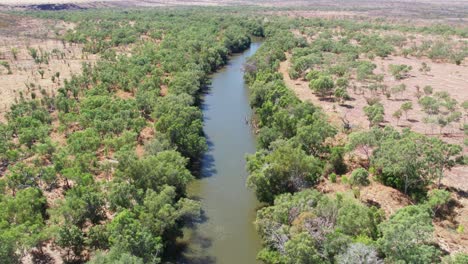 Lowering-aerial-view-of-the-Victoria-River-at-Kalkaringi,-Northern-Territory,-Australia