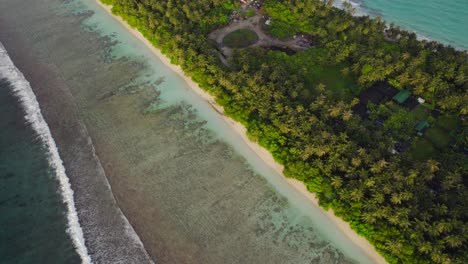 Luftaufnahme-Der-Ruhigen-Küste-Der-Insel-Dhigurah-Auf-Den-Malediven-Mit-Sanft-Brechenden-Wellen