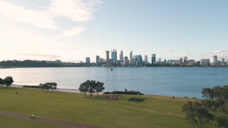 Perth-City-Skyline-Vom-Küstenvorland-Nachmittag-4k-25fps