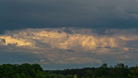 Dramatischer-Sonnenuntergangshimmel-Mit-Sturmwolken,-Die-über-Grünen-Wald-Rollen