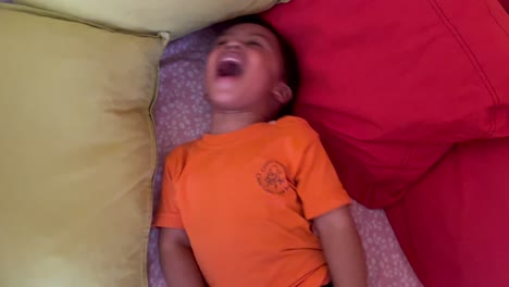 Schönes-Und-Lustiges-Zweijähriges-Afrikanisch-europäisches-Kind-Lässt-Sich-Von-Mama-Kitzeln,-Glücklich-Und-Lachend