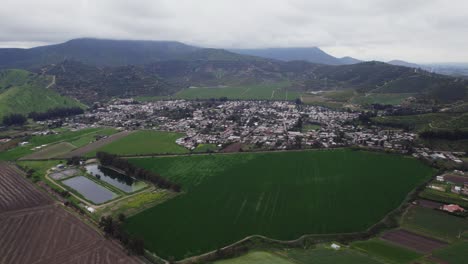 Panorama-Aéreo-De-La-Ciudad-Rural-De-Pomaire-En-La-Provincia-De-Melipilla,-Región-Metropolitana-De-Santiago,-Chile,-Sudamérica