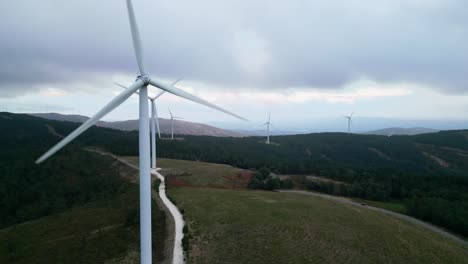 Windmühle-In-Portugal-Stürmisches-Wetter-Luftaufnahme
