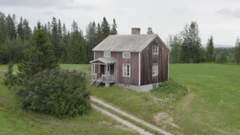 4k-Drone-shot-of-a-lonely-wooden-house-in-the-woods-in-Sweden