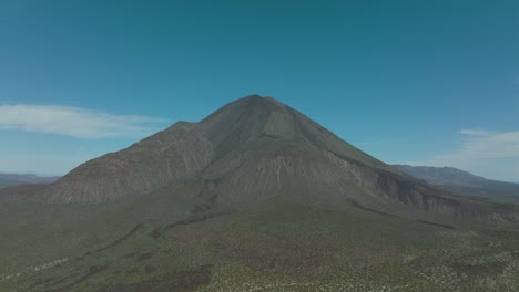 Hermoso-Pico-Montañoso-Del-Volcán-Tres-Vírgenes-En-Baja-California,-México
