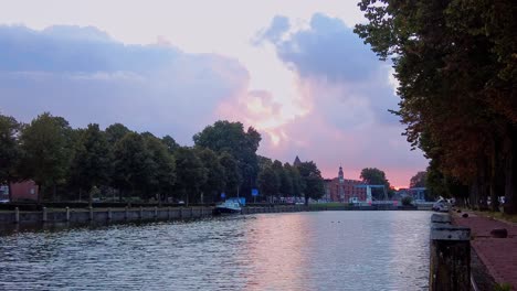 Sonnenuntergang-Im-Zeitraffer-Der-Zugbrücke-Am-Canal-Quay-Dutch-Delta-River-Maas-Den-Bosch