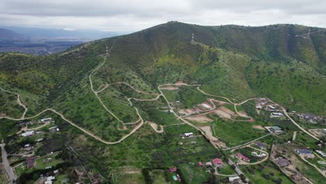 Aussicht-Auf-Bergpfade-Und-Stadtbild-In-Der-Ländlichen-Landschaft-Von-Pomaire-In-Der-Region-Santiago,-Chile