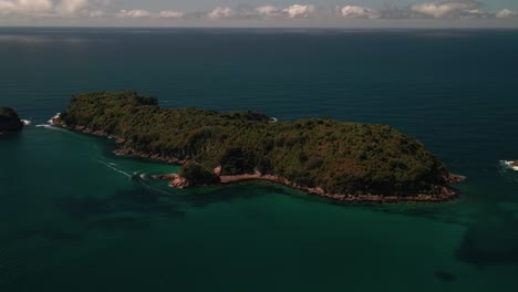 Fliegende-Drohne-über-Einer-Einsamen-Insel
