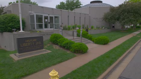Historisches-Freiheitsgefängnisschild-Vor-Einem-Mormonischen-Besucherzentrum-In-Freiheit-Missouri