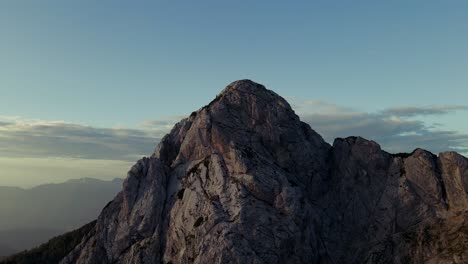 Movimiento-Hacia-Adelante-Con-Un-Dron-Filmado-Hermosas-Montañas-En-Los-Alpes-Al-Amanecer-Con-Un-Cielo-Despejado-En-4k
