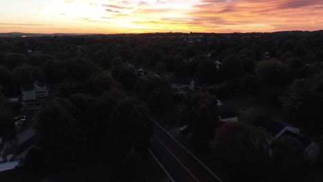 Hohe-Luftaufnahme-Von-Wohnungen-Während-Des-Schönen-Oranger-Sonnenuntergangs