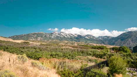 Panorama-Zeitraffer-Einer-Wolke,-Die-über-Die-Felsigen-Berge-In-Der-Nähe-Von-Highland,-Utah,-Rollt