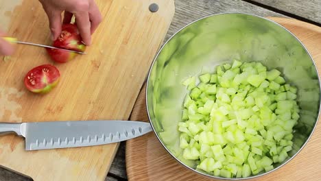 Zerschneiden-Von-Tomaten-Für-Salat-Mit-Scharfem-Messer-Stock-Footage