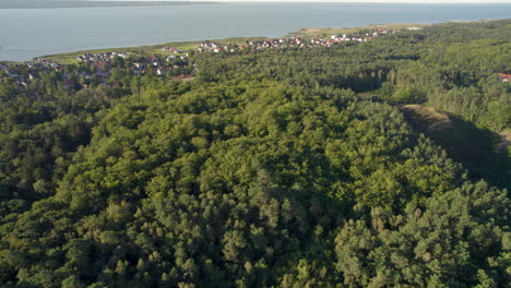 Luftaufnahme-Der-Küstenstadt-Krynica-Morska-Mit-Wald-Und-Ostsee-Im-Hintergrund